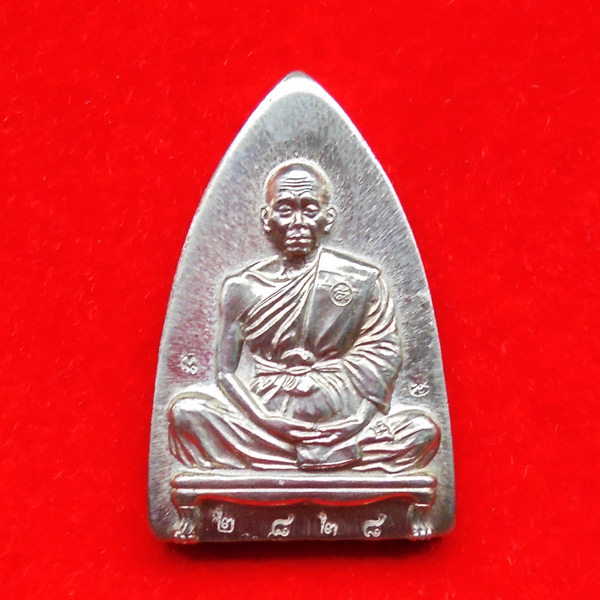 หลวงพ่อคูณ ปั๊มรูปเหมือนนั่งฐานสิงห์ พิมพ์เตารีด พิมพ์ใหญ่ รุ่นพุทธคูณสยาม เนื้ออัลปาก้า เลข 2828