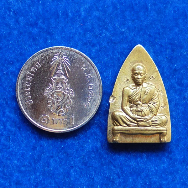 หลวงพ่อคูณ ปั๊มรูปเหมือนนั่งฐานสิงห์ พิมพ์เตารีด พิมพ์เล็ก รุ่นพุทธคูณสยาม เนื้อนวโลหะ ปี 54 เลข 428 4