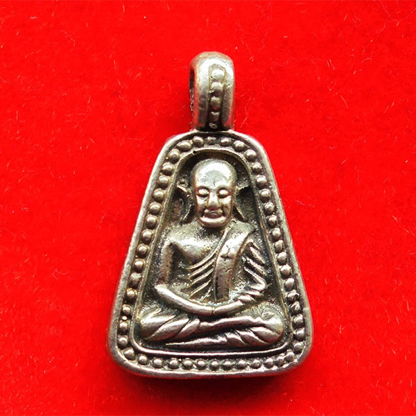 หลวงพ่อเงิน วัดบางคลาน พิมพ์จอบใหญ่ ปี 2525 เนื้อเงิน วัดบางคลาน แยกจากชุด สวยน่าบูชามาก