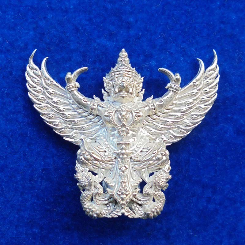 พญาครุฑหยุดนาค รุ่นแรก พระอาจารย์ต๋อง วัดพุตะเคียน จ.กาญจนบุรี เนื้อทองขาว ตอกโค้ด สวยมาก น่าบูชา 1