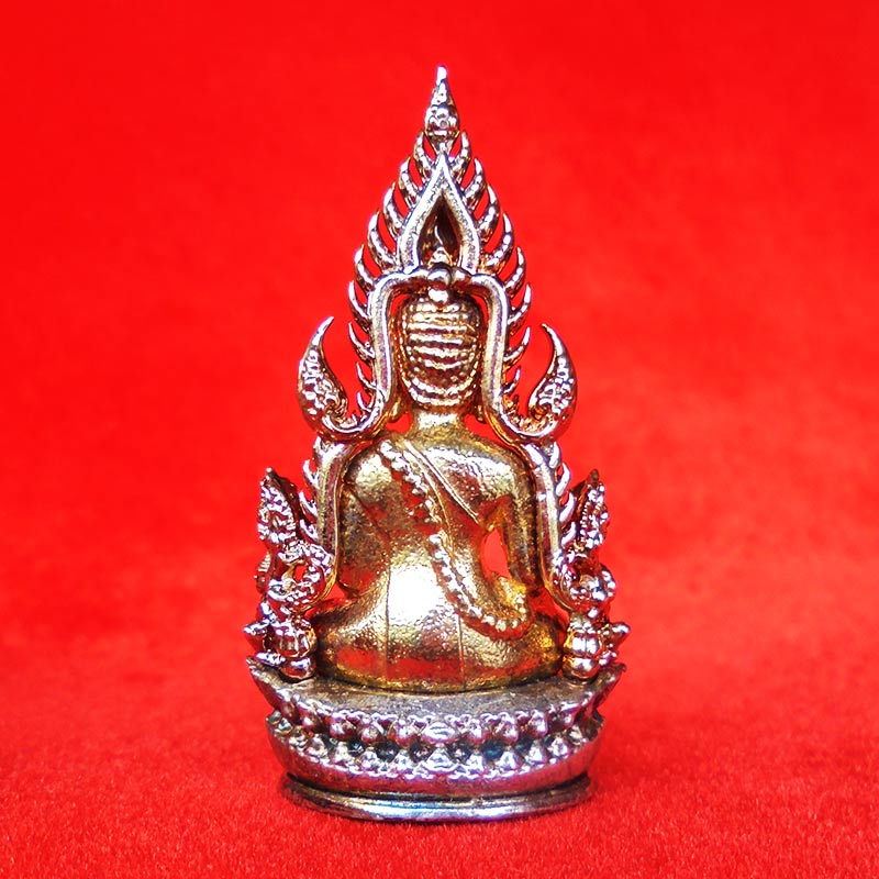พระพุทธชินราช พิมพ์แต่งฉลุลอยองค์ เนื้อโลหะชุบทองซุ้มชุบเงิน รุ่นจอมราชันย์ วัดพระศรีรัตนฯปี 2555 1