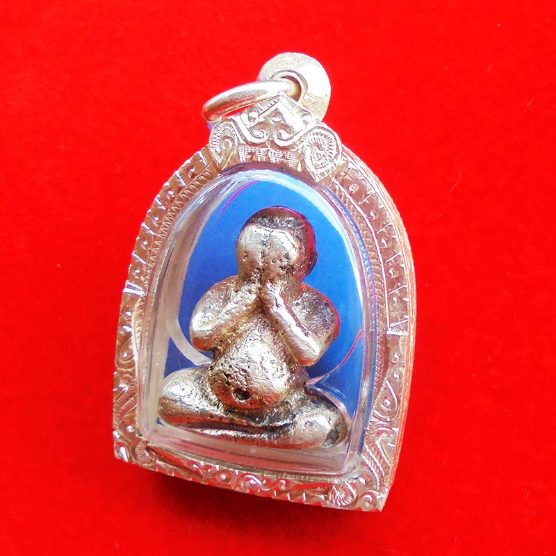 พระปิดตา หลวงพ่อประสิทธิ์ วัดไทรน้อย รุุ่นเสาร์ ๕ เนื้อเงิน เข่าบุ๋ม ปี 2537 ตลับเงิน สวมมาก หายาก