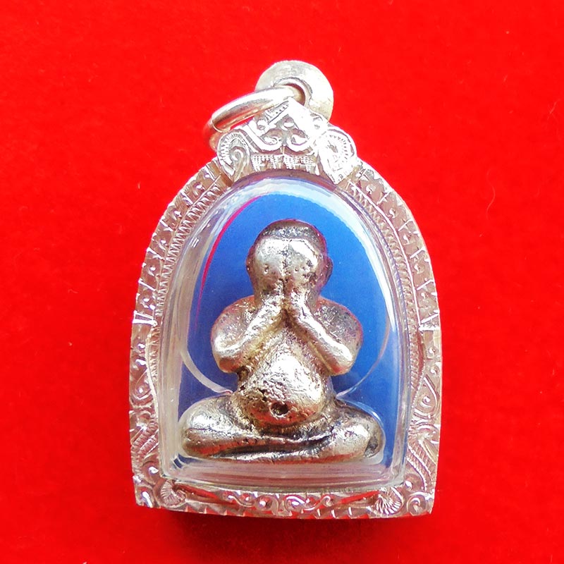 พระปิดตา หลวงพ่อประสิทธิ์ วัดไทรน้อย รุุ่นเสาร์ ๕ เนื้อเงิน เข่าบุ๋ม ปี 2537 ตลับเงิน สวมมาก หายาก 1