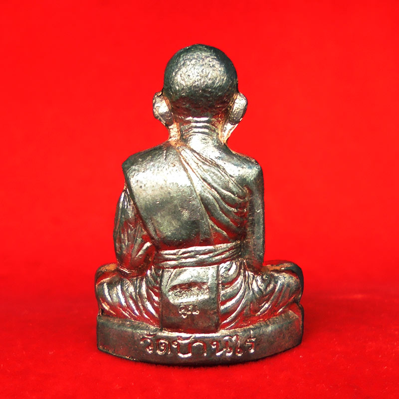 หลวงพ่อคูณ โภคทรัพย์ 88 พิมพ์ใหญ่ เนื้อนวโลหะ รุ่นโภคทรัพย์ คูณ 88 วัดบ้านไร่ ปี 2553  หมายเลข 582 1