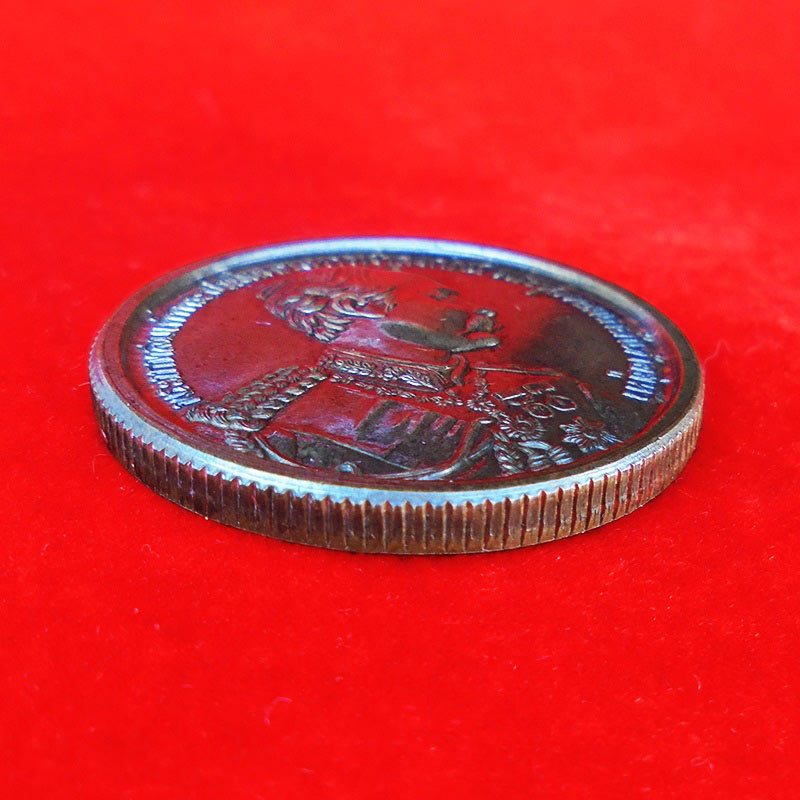 เหรียญ ร.5 ขอบเฟือง เนื้อนวโลหะ หลวงพ่อเกษม เขมโก สุสานไตรลักษณ์ ลำปาง ปี 35 เด่นครบเครื่องทุกด้าน 2