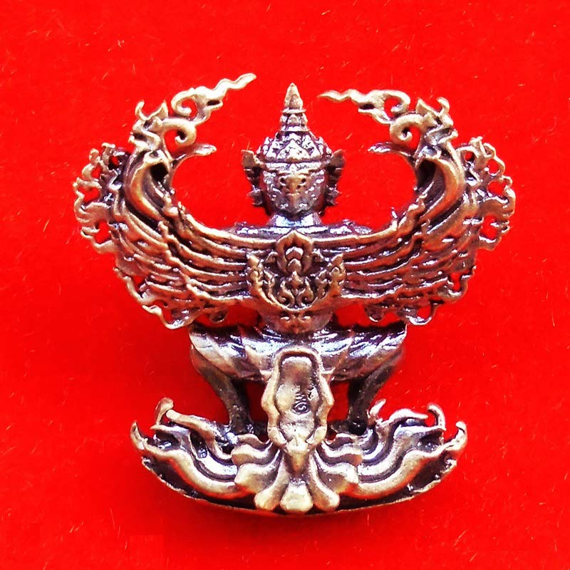 พญาครุฑ รุ่นเสริมดวง เสริมบารมี พระมหาสุรศักดิ์ วัดประดู่ พระอารามหลวง เนื้อทองทิพย์ ปี 2561 หายาก 1