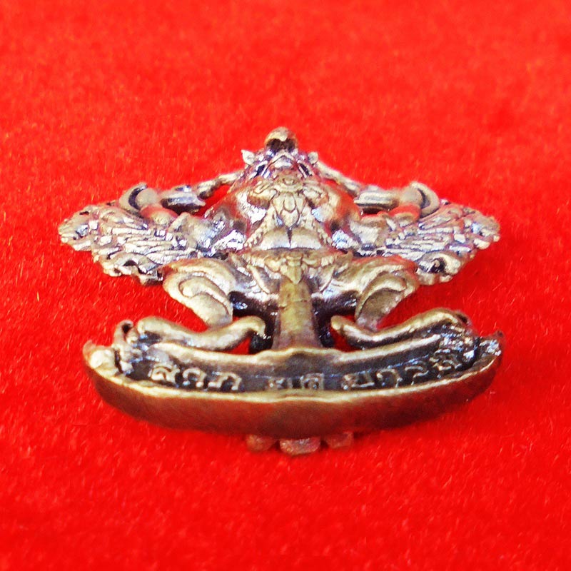 พญาครุฑ รุ่นเสริมดวง เสริมบารมี พระมหาสุรศักดิ์ วัดประดู่ พระอารามหลวง เนื้อทองทิพย์ ปี 2561 หายาก 2