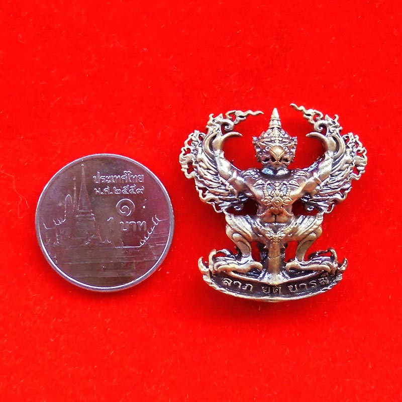 พญาครุฑ รุ่นเสริมดวง เสริมบารมี พระมหาสุรศักดิ์ วัดประดู่ พระอารามหลวง เนื้อทองทิพย์ ปี 2561 หายาก 3