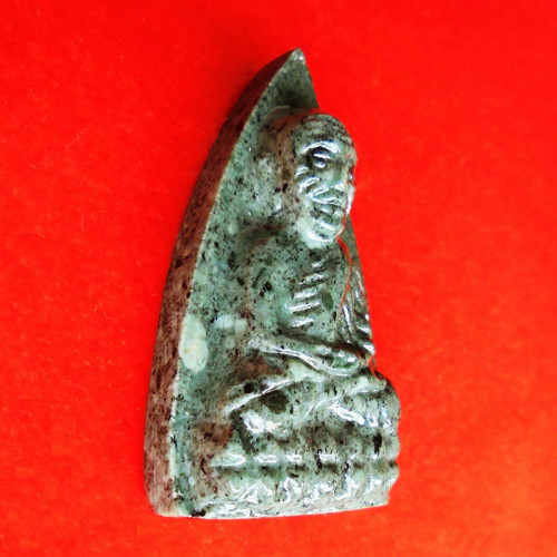 หลวงปู่ทวด หลังเตารีด เนื้อแร่ไรโอไลน์สีเขียว เนื้อหยกเขียว วัดตานีนรสโมสร ปี 2560 มีประสบการณ์มาก 2