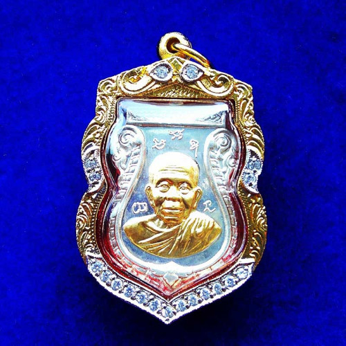 เหรียญเสมา หลวงพ่อคูณ หลังยันต์ รุ่นโภคทรัพย์คูณ ๘๘ เนื้อเงินหน้าทองคำ ตลับทองฝังเพชร 1
