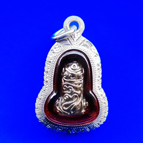 พระปิดตายันต์ยุ่ง หลวงปู่เอี่ยม วัดหนัง เนื้อสัมฤทธิ์เงิน พิมพ์กลาง ปี 2554 ตำรับวัดหนัง ตลับเงิน 2