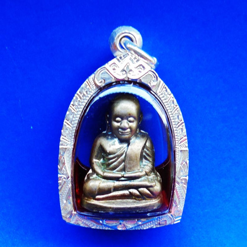 ผิวรุ้ง รูปเหมือนปั๊มหลวงพ่อเงินบางคลาน กองทุน ๕๓ พิมพ์หน้ายิ้ม เนื้ออัลปาก้า ดังปี 2553 ตลับเงิน_Co 1