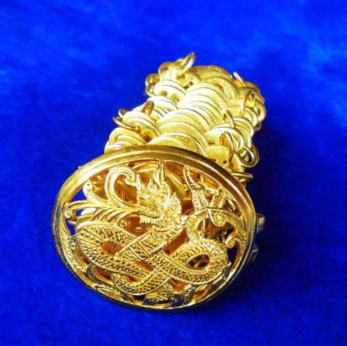 เข็มขัดสีทอง สุกปลั่งเหมือนทอง ทำจากทองเหลืองผสม ตอกโค้ดตราร้านจีนทุกข้อ ยาว 43 นิ้ว กว้าง 1.5 นิ้ว 1