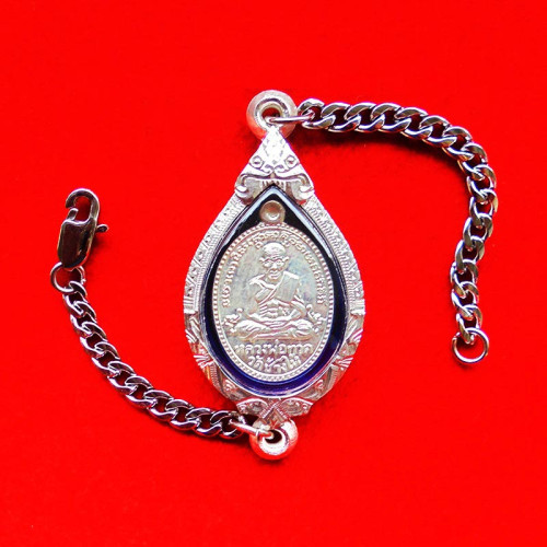 เหรียญรูปใข่หลวงปู่ทวด หลังพ่อท่านเขียว รุ่น บารมี 81 ปี พิมพ์ไม้มะลาย เนื้อเงิน ปี 2552 สวยมาก 1