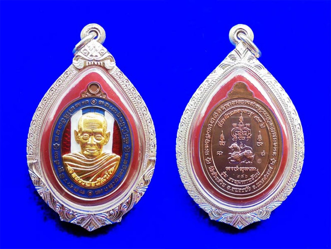 เหรียญรวยมหาทรัพย์ หลวงพ่อพัฒน์ กรรมการ เนื้อนวะหน้ากากชุบทองคำ ลงยาธงชาติ ปี 2564 สวยหายาก 3