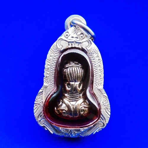 พระปิดตายันต์ยุ่ง หลวงปู่เอี่ยม วัดหนัง เนื้อสัมฤทธิ์เงิน พิมพ์กลาง ปี 2554 ตำรับวัดหนัง ตลับเงิน 1