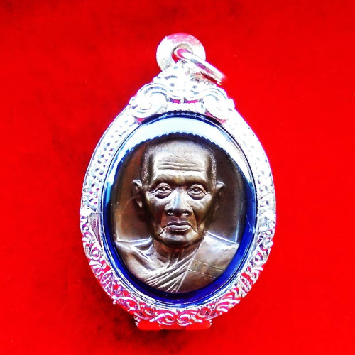 เหรียญรูปไข่หลังเต่า หลวงปู่เจือ วัดกลางบางแก้ว ที่ระลึกฉลองอายุ 79 ปี เนื้อนวโลหะ ปี 2547 ตลับเงิน 1