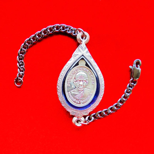 เหรียญรูปใข่หลวงปู่ทวด หลังพ่อท่านเขียว รุ่น บารมี 81 ปี พิมพ์ไม้มะลาย เนื้อเงิน ปี 2552 สวยมาก 2