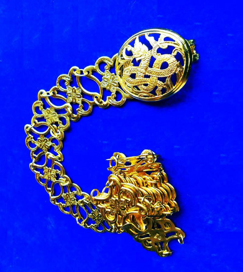 เข็มขัดสีทอง สุกปลั่งเหมือนทอง ทำจากทองเหลืองผสม ตอกโค้ดตราร้านจีนทุกข้อ ยาว 43 นิ้ว กว้าง 1.5 นิ้ว 2