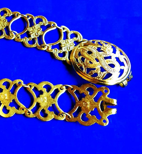 เข็มขัดสีทอง สุกปลั่งเหมือนทอง ทำจากทองเหลืองผสม ตอกโค้ดตราร้านจีนทุกข้อ ยาว 43 นิ้ว กว้าง 1.5 นิ้ว 3