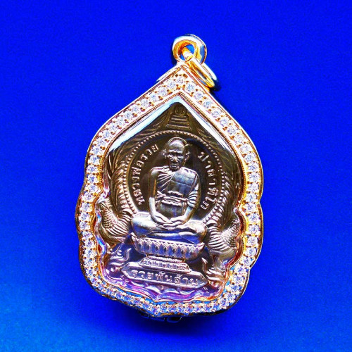 เหรียญหลวงพ่อรวย ปาสาทิโก รุ่นเสาร์ 5 รวยพันล้าน เนื้อนวะปลอกผิว ปี 2567