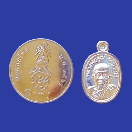 เหรียญเม็ดแตง หลวงพ่อคูณ หลังยันต์ รุ่นโภคทรัพย์คูณ ๘๘ เนื้อเงิน ปี 2553 สวยมาก หายาก 2