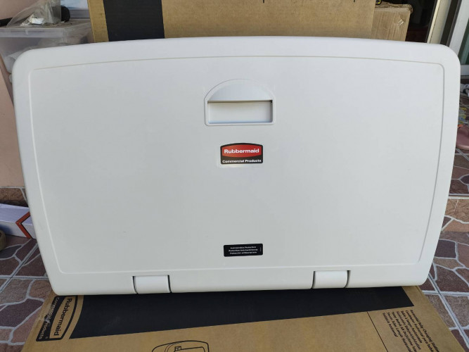 Rubbermaid ที่เปลี่ยนผ้าอ้อมเด็กติดผนัง FG781888LPLAT 2