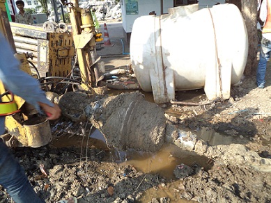 กำลังคว้านรู