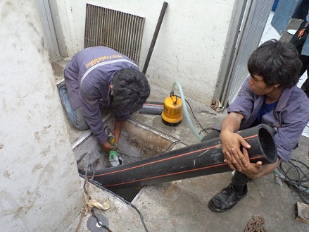 เปลี่ยนPVC 4 นิ้ว เป็น HDPE 6 นิ้ว ลอดอาคาร รง.HOYA