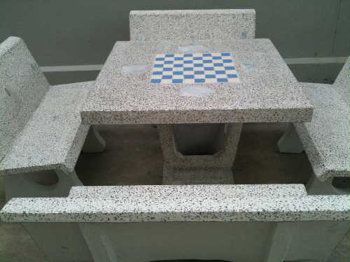 โต๊ะหินขัดทรงสี่เหลี่ยมมีพนักพิงมีลายหมากฮอต (ใหญ่)