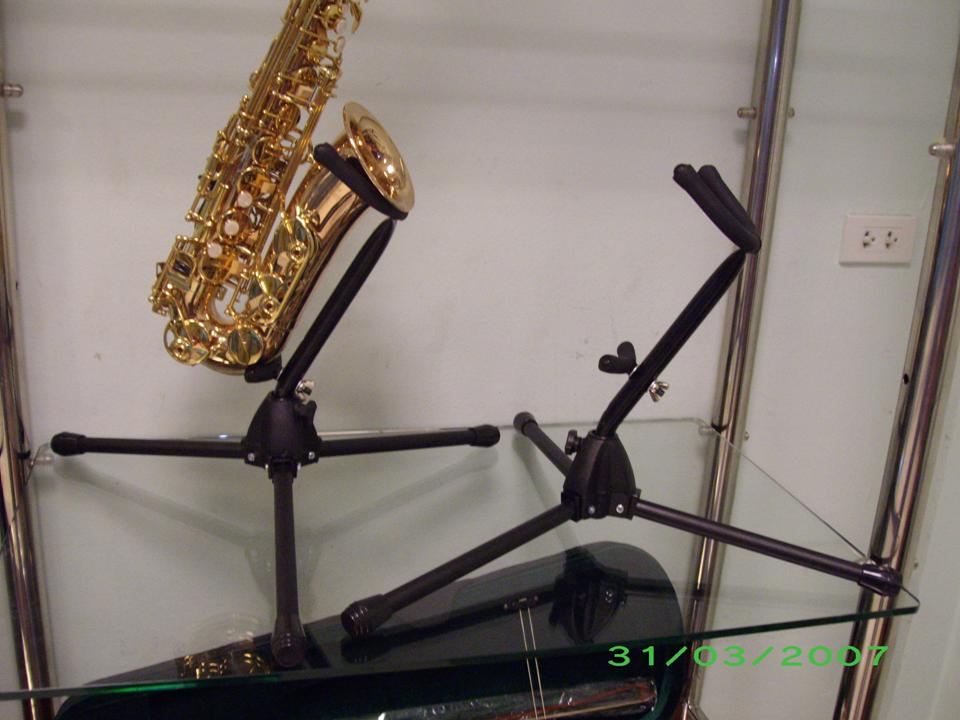stand ตั้ง  alto saxophone