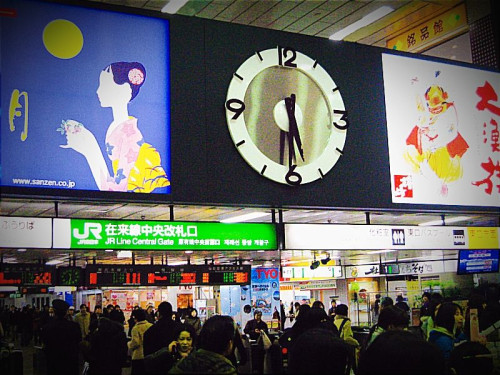 ระบบนาฬิกาขนาดใหญ่ที่ช่องตรวจตั๋วกลาง สถานีเซนได