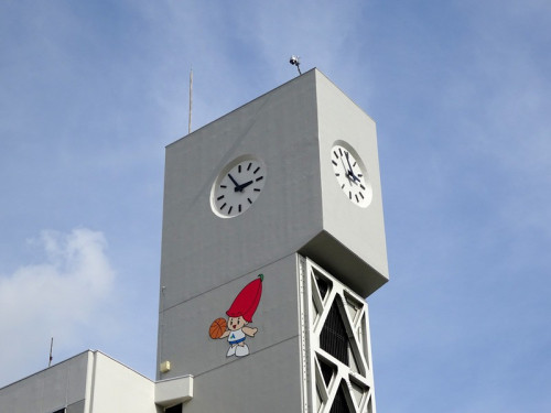 โรงยิมที่มีหอนาฬิกา 2 ข้าง เมืองอันโจ