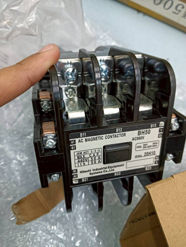 HITACHI MAGNETIC CONTACTOR MODEL: BH50 200-220V AC660V ราคา 12,996.00 บาท