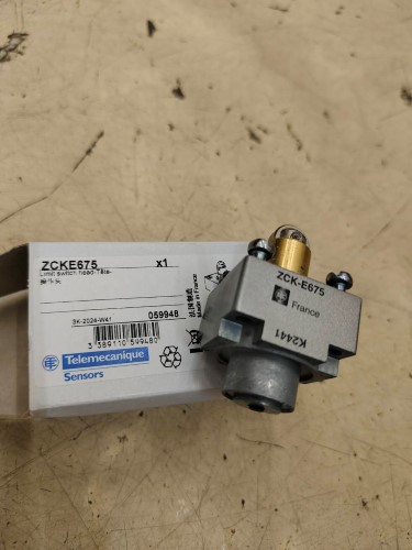 TELEMECANIQUE SENSORS LIMIT SWITCH HEAD MODEL: ZCK-E675 ราคา 1,530 บาท