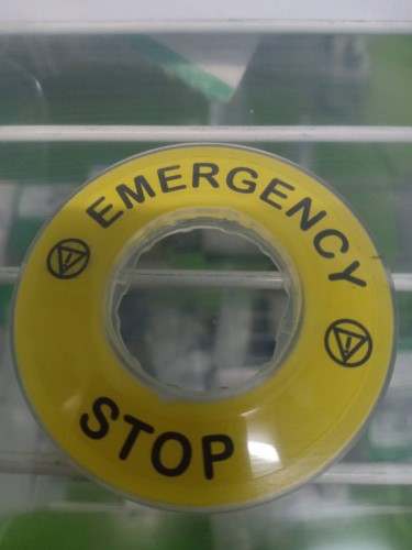 ป้าย EMERGENCY STOP แผ่นเนมแพลท วงกลม ราคา 100 บาท