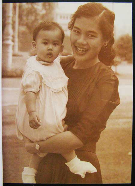 มณีพลอยร้อยแสง / รวมพระราชนิพนธ์ ในสมเด็จพระเทพรัตนราชสุดาฯ สยามบรมราชกุมารี 6