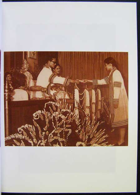 มณีพลอยร้อยแสง / รวมพระราชนิพนธ์ ในสมเด็จพระเทพรัตนราชสุดาฯ สยามบรมราชกุมารี 10