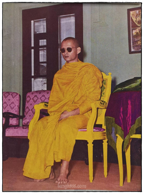 ชุมนุมภาพประวัติศาสตร์ พระบาทสมเด็จพระเจ้าอยู่หัวภูมิพลอดุลยเดช ทรงผนวช 7