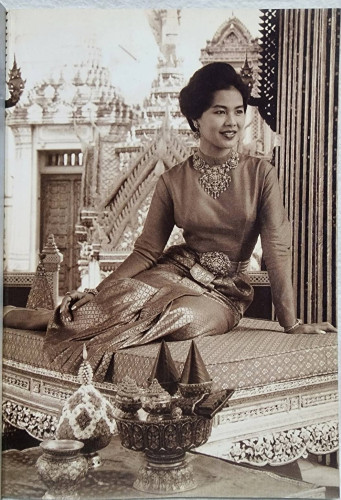 เฉลิมพระเกียรติ สมเด็จพระมิ่งมาตา ศรีจักรีวงศ์ เล่ม ๑ 3