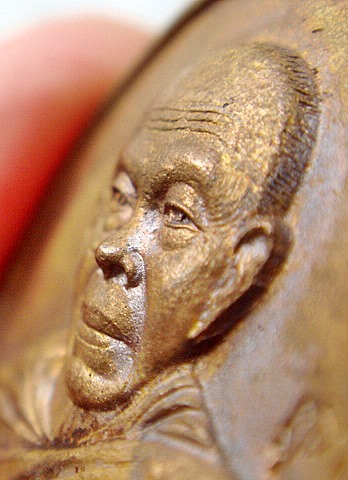 สวยกริ๊ป เหรียญหล่อ ครึ่งองค์ ที่ระฤก ร.ศ.233 หลวงพ่อคูณ วัดบ้านไร่ 4