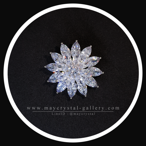 เข็มกลัดคริสตัลแบรนด์จากประเทศออสเตรีย (Embellished with Crystals from Austria)