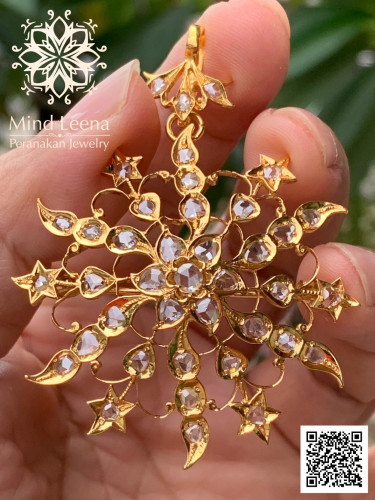 จี้และเข็มกลัดเพชรลูกโลกขาวสวย บินตังเพชรลูกโลกขาวสวย งานโบราณเก่า อายุเกิน 80 ปี