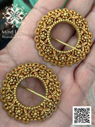 เข็มกลัดตัวเรือนทองน้ำหมากโบราณ     งานสวย ละเอียด ปราณีตมากค่ะ