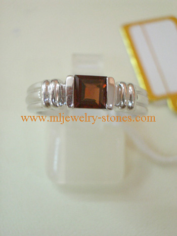 แหวนเงินเคลือบทองคำขาว ประดับพลอยโกเมนแท้ (การ์เนต) ทรงสี่เหลี่ยม แบบเก๋ ทันสมัย 1