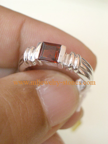 แหวนเงินเคลือบทองคำขาว ประดับพลอยโกเมนแท้ (การ์เนต) ทรงสี่เหลี่ยม แบบเก๋ ทันสมัย 2