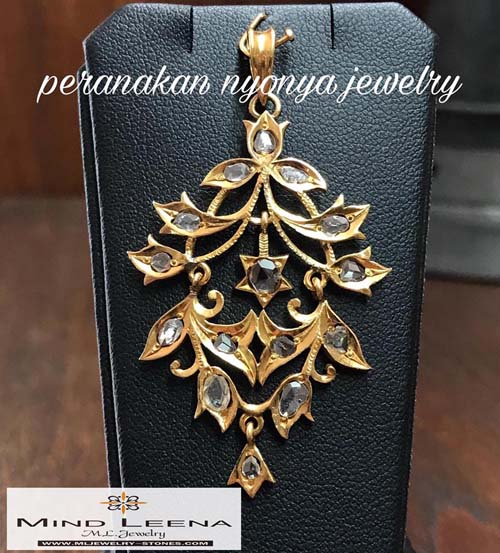 จี้เพชรซีกโบราณ(จี้ฮัวหนา)น้ำหนักรวม 5.5 กรัม(ชั่งทั้งชิ้นงานเนื่องจากเป็นงานโบราณ) เพชรซีกสวยค่ะ