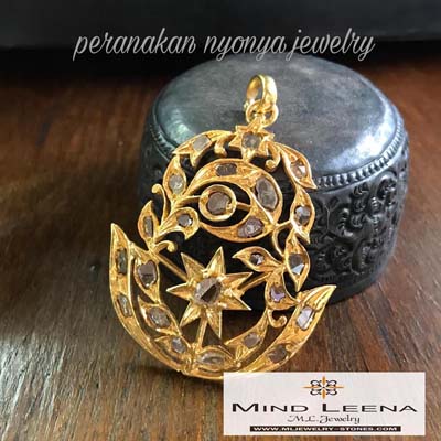 จี้เพชรซีกโบราณ ขนาดกว้าง 3.5 ซม.สูงรวมห่วง 4.5 ซม.น้ำหนักรวม 5.9 กรัม