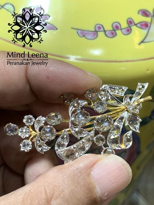 เข็มกลัดเพชร RoseCut Diamond จัดเป็นช่อดอกไม้ น้ำหนักเพชรรวม 4.34 cts.