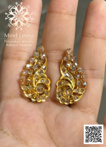 ต่างหูหางหงส์ประดับเพชรซีกโบราณ 1